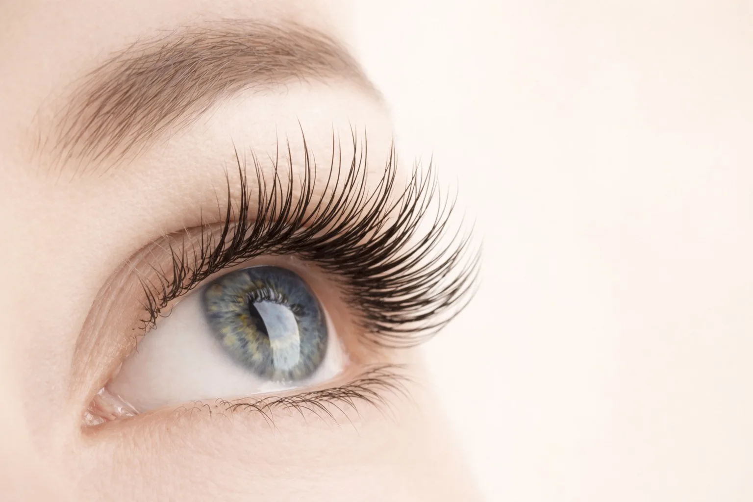 Wimpernverl&auml;ngerung im Salon