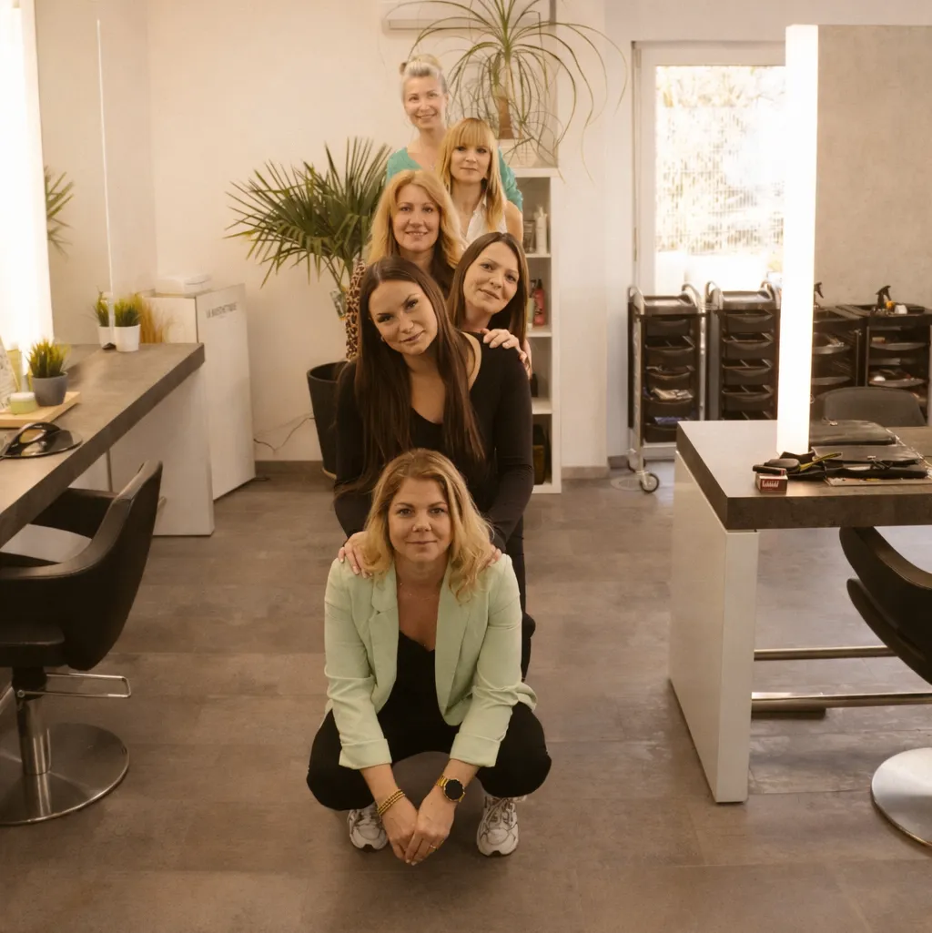 Teamfoto von Haarmonie by Cynthia in Pyramidenformation